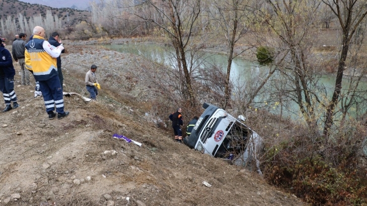 Hentbol Takımını Taşıyan Minibüs Kaza Yaptı: 2 Ölü, 15 Yaralı