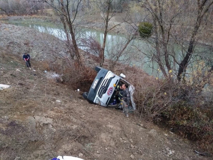 Hentbol Takımını Taşıyan Minibüs Kaza Yaptı: Ölü Ve Yaralılar Var