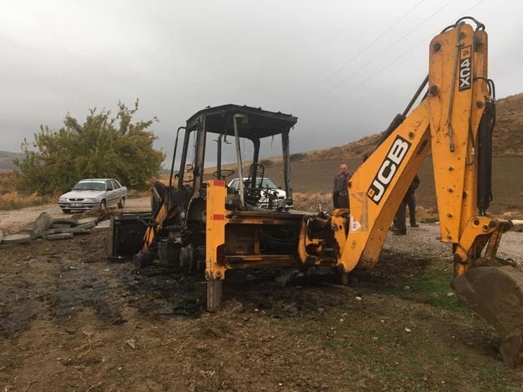 Park Halindeki İş Makinesi Yandı