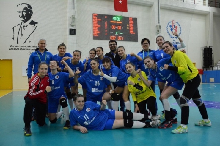 Anadolu Üniversitesi Kadın Hentbol Takımının Galibiyet Serisi Devam Ediyor