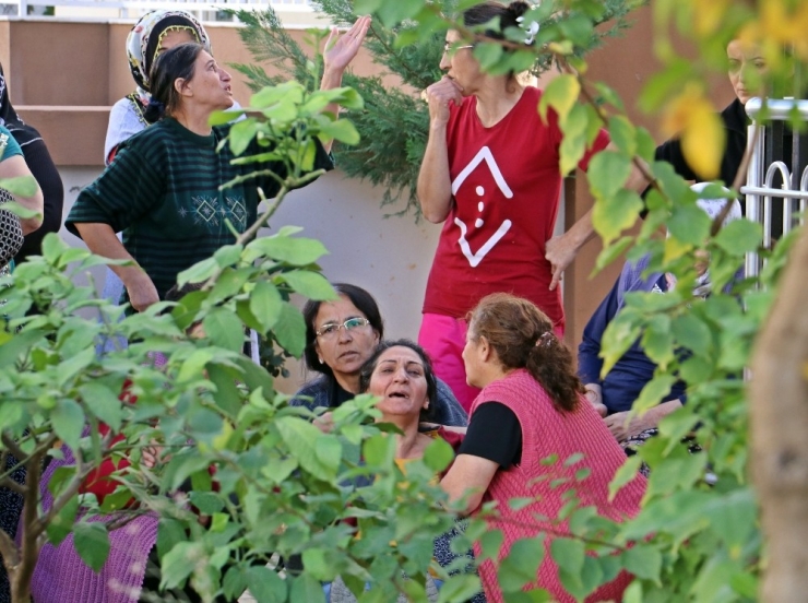 Annesinin Pencereden Düşüp Öldüğünü Duyunca Sinir Krizi Geçirdi