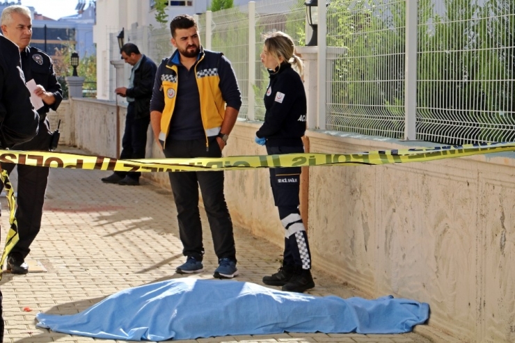 Annesinin Pencereden Düşüp Öldüğünü Duyunca Sinir Krizi Geçirdi