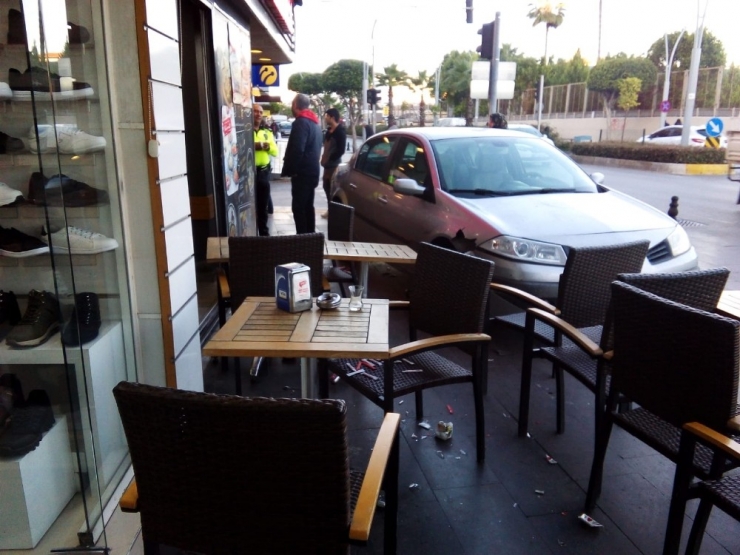 Simitçi Dükkanına Dalan Otomobilden Dakikalarla Kurtuldular