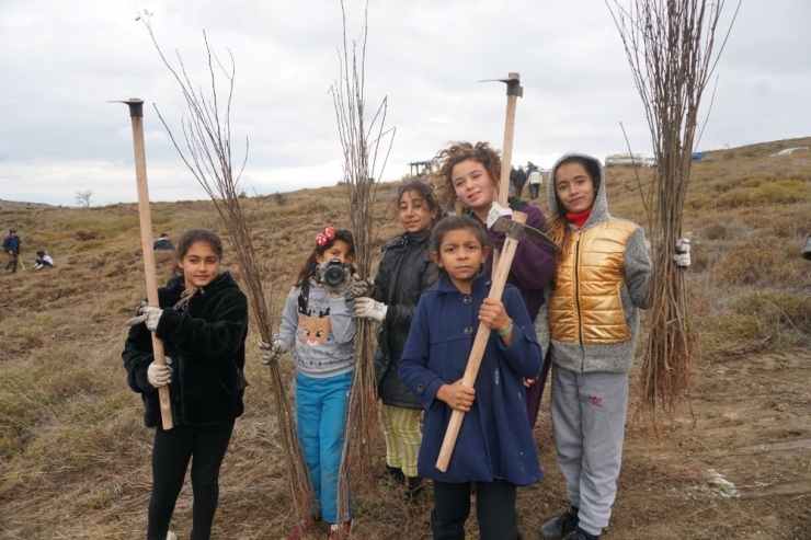 Çocuklar Yüzlerce Fidanı Doğayla Buluşturdu
