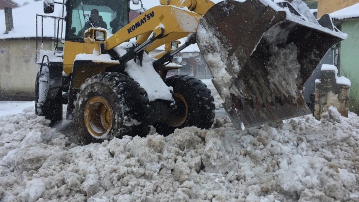 Karlıova’da Kar Yağdı, Zorlu Karla Mücadele Mesaisi Başladı