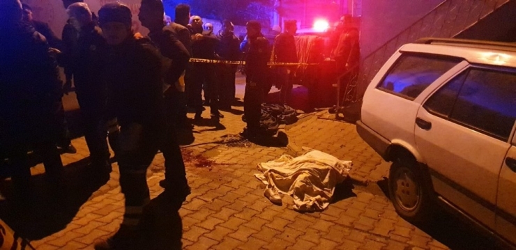 Otomobil Karşı Yönden Gelen Motosiklete Çarptı... Aracın Altında Kalan Kadın 700 Metre Sürüklendi