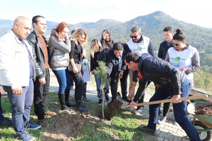 Gönüllülerden Fidan Seferberliği