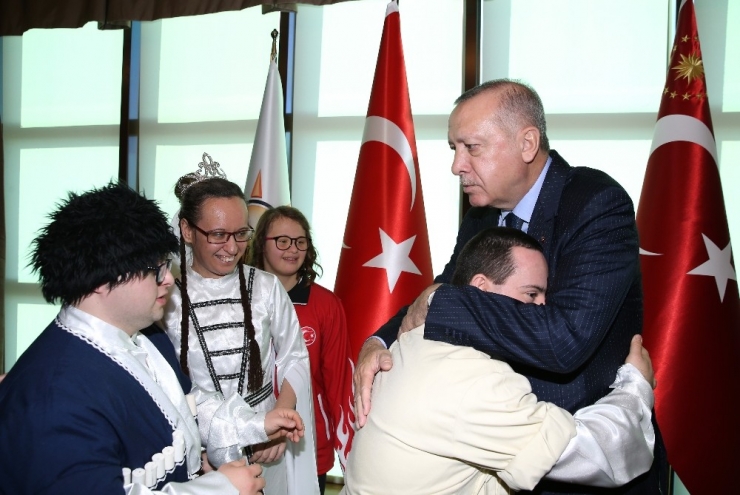 Cumhurbaşkanı Erdoğan Engelli Öğrenci, Sporcu Ve Sanatçıları Kabul Etti