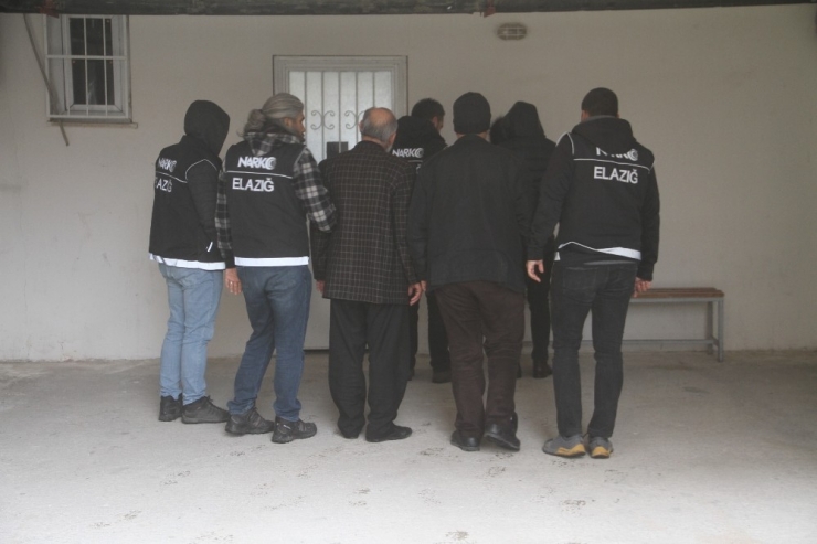 Kamyonet Kabininde 18 Kilo 600 Gram Esrar Ele Geçirildi