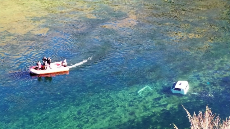 Kamyonet Nehre Uçtu, 1 Kayıp