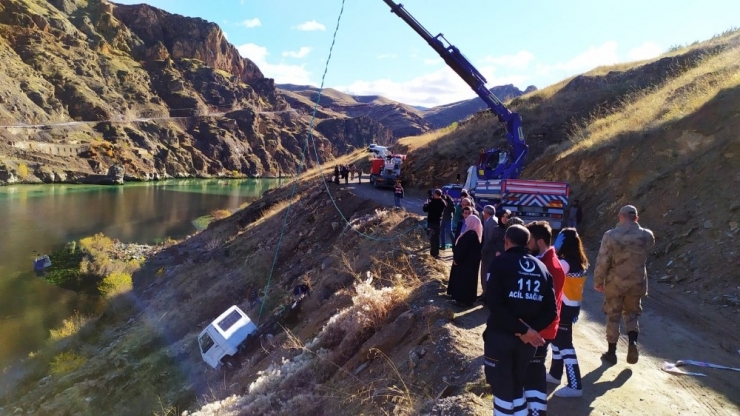 Kamyonet Nehre Uçtu, 1 Kayıp