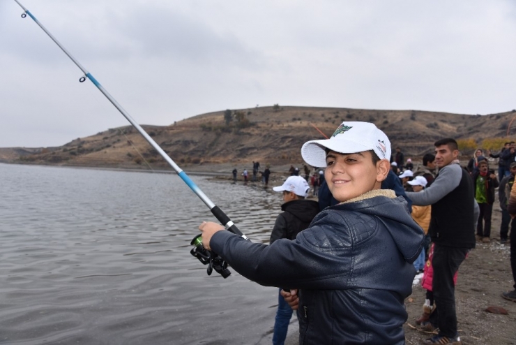 Engelli Çocuklar Fırat’ta Balık Tuttu, Halay Çekti