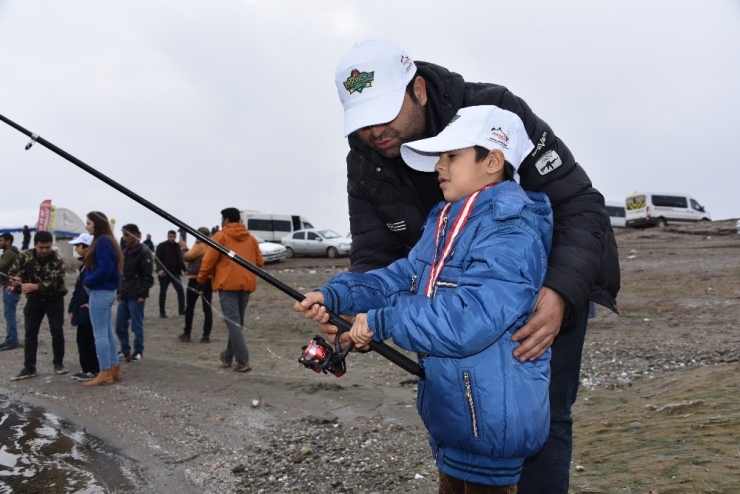 Engelli Çocuklar Fırat’ta Balık Tuttu, Halay Çekti