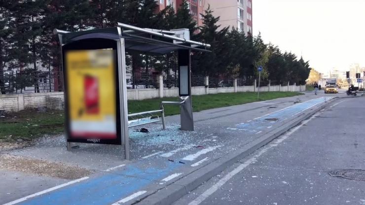 Direksiyon Hakimiyetini Kaybeden Üniversite Öğrencisi Otobüs Durağına Daldı