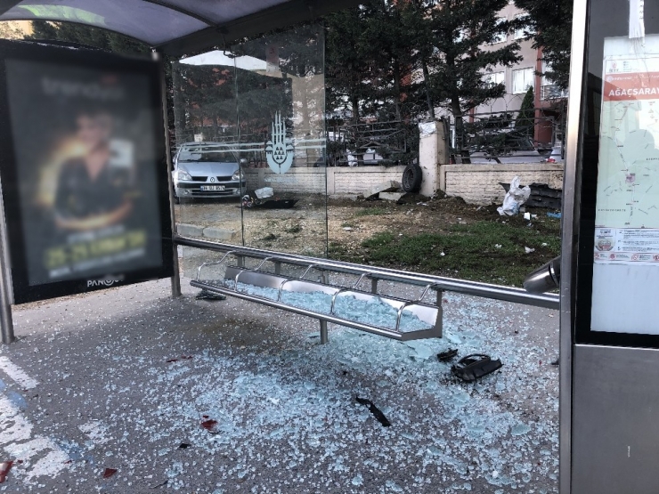 Direksiyon Hakimiyetini Kaybeden Üniversite Öğrencisi Otobüs Durağına Daldı