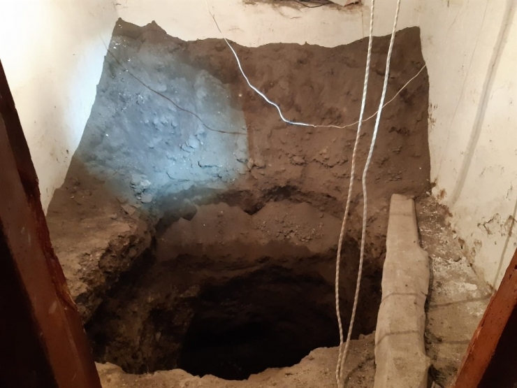 Kars’ta Define Bulmak İçin Evi Kazdılar