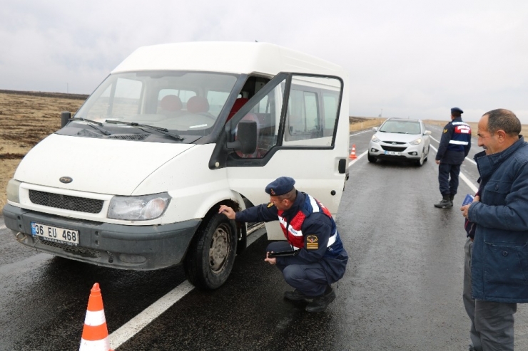 Kars’ta Jandarma’dan Kış Lastiği Uygulaması