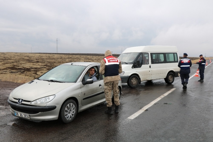 Kars’ta Jandarma’dan Kış Lastiği Uygulaması