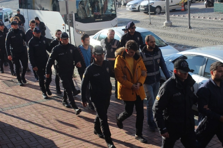 Fetö’den Gözaltına Alınan 18 Eski Polis Akademisi Ve Polis Koleji Öğrencisi Adliyede