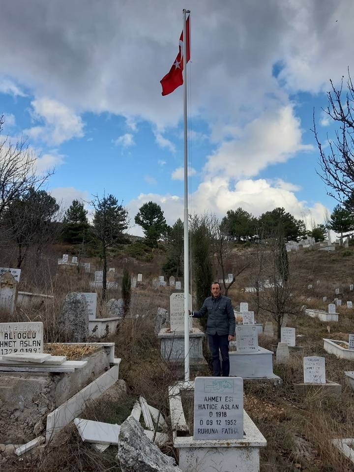 Şehit Mezarına Türk Bayrağı Diktiler