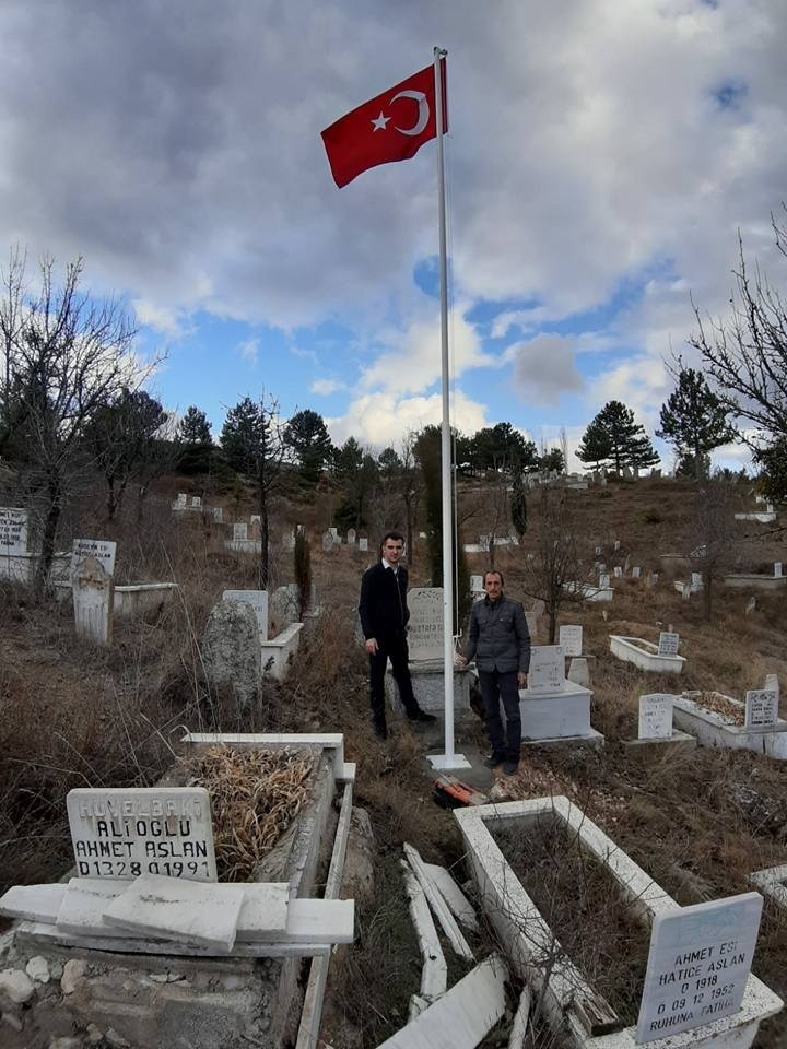Şehit Mezarına Türk Bayrağı Diktiler