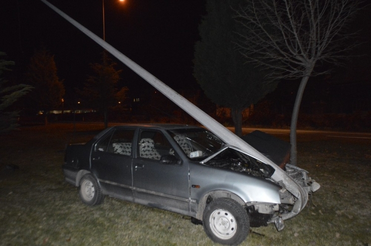 Otomobili İle Direğe Çarpan Sürücü Yaralandı