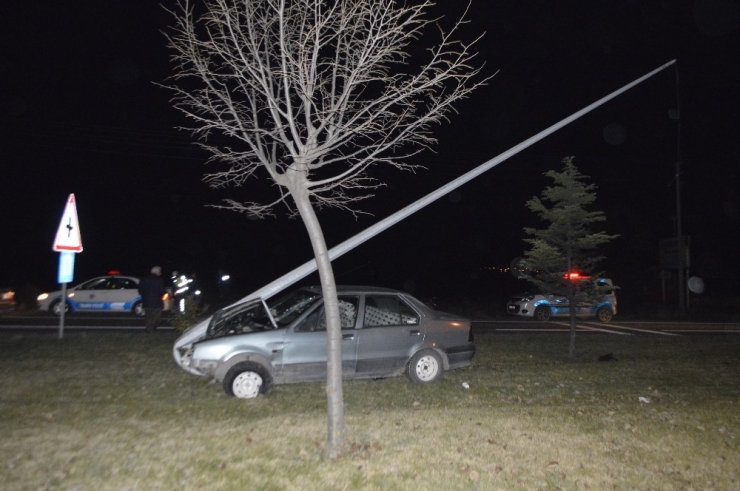 Otomobili İle Direğe Çarpan Sürücü Yaralandı