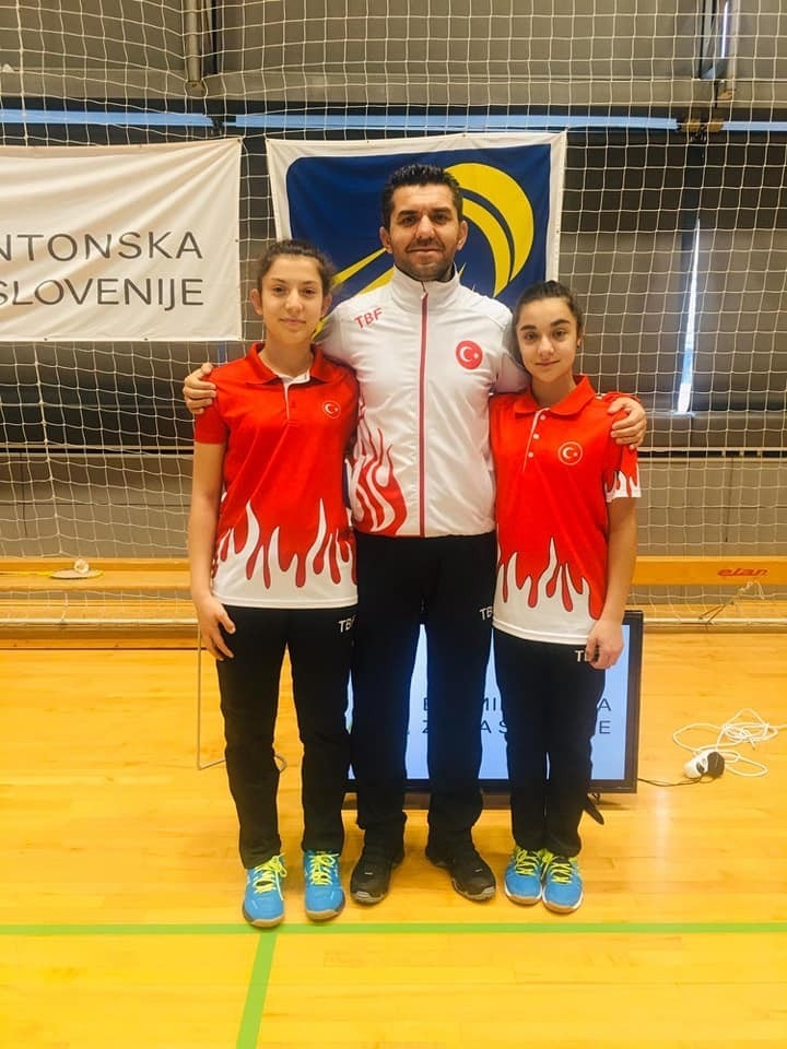 Selendi’nin Altın Kızları Slovenya’dan Madalyalarla Dönüyor