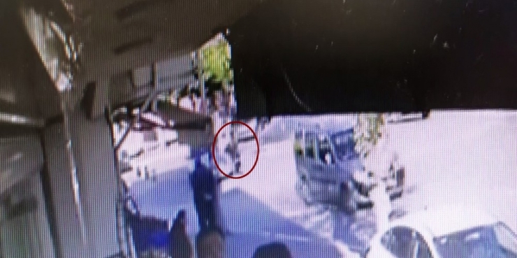 Avcılar’da Evlerinin Yakınındaki Markete Giden Dede İle Torununa Araba Çarptı