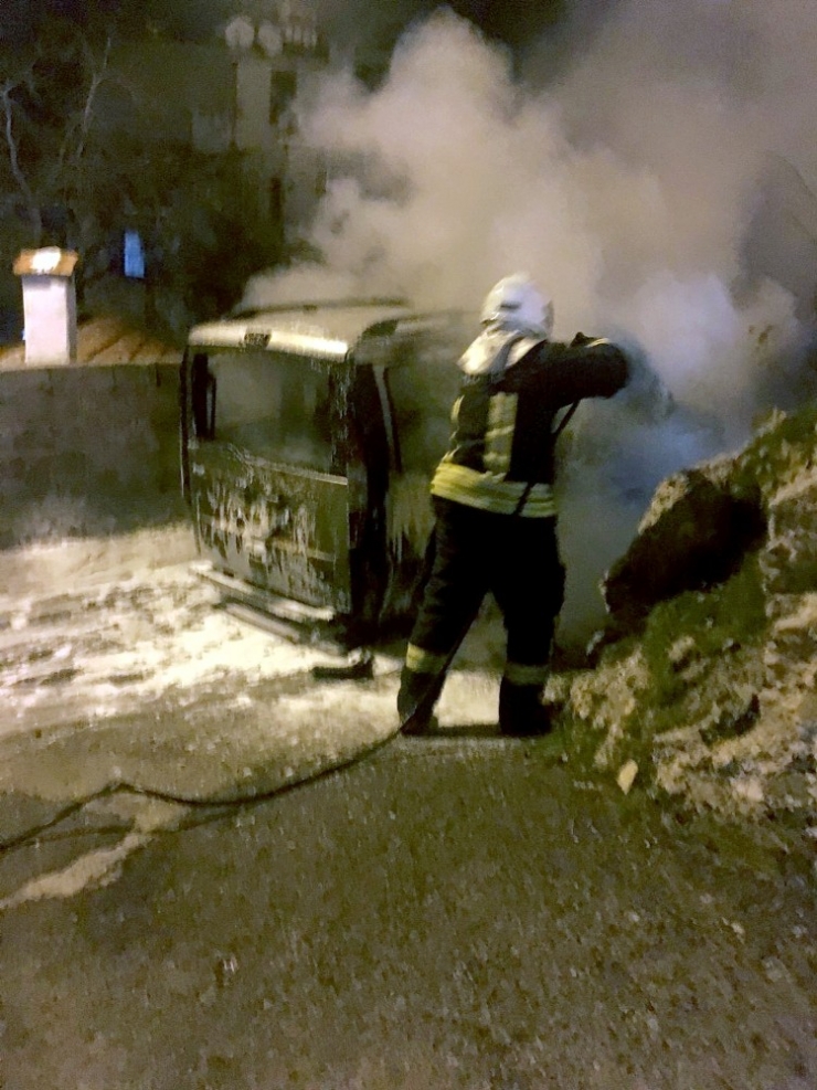 Yanan Araçta Kundaklama Şüphesi