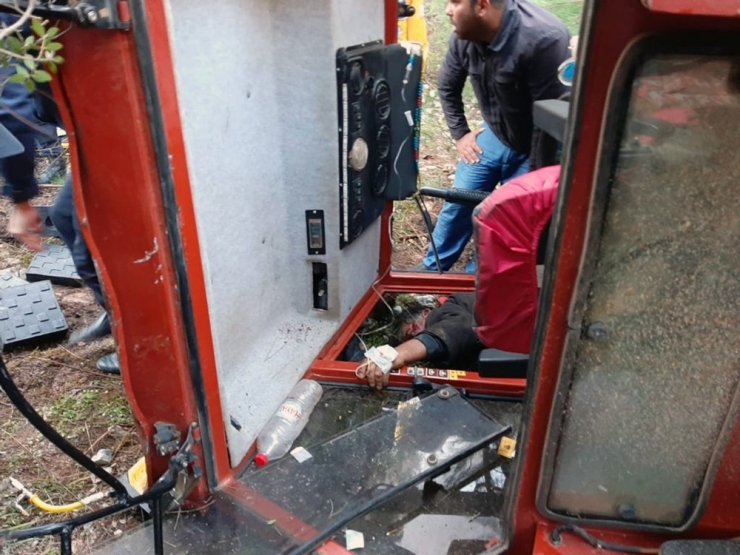 Traktör Devrildi: 2 Yaralı