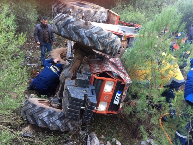 Traktör Devrildi: 2 Yaralı