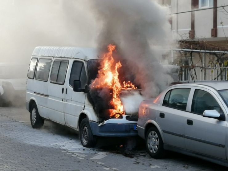 Park Halindeki Minibüs Alev Aldı