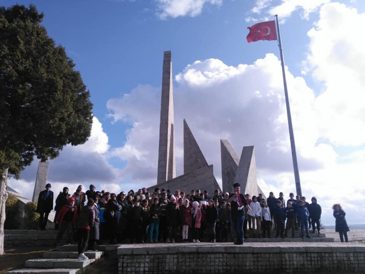 Öğrenciler, Veliler Ve Öğretmenlerden Şehitlik Ziyareti