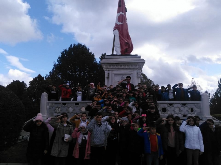 Öğrenciler, Veliler Ve Öğretmenlerden Şehitlik Ziyareti