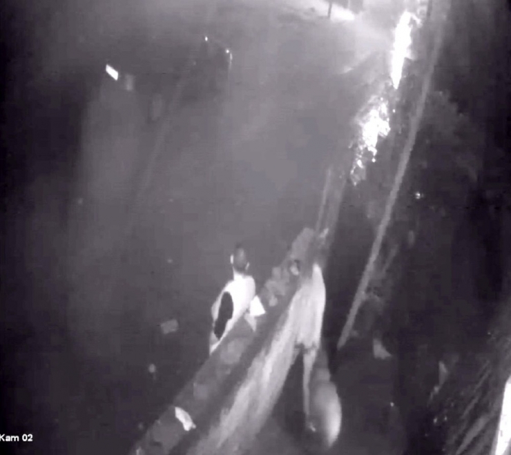 Çaldıkları Koyunu Kesip Paylaştılar