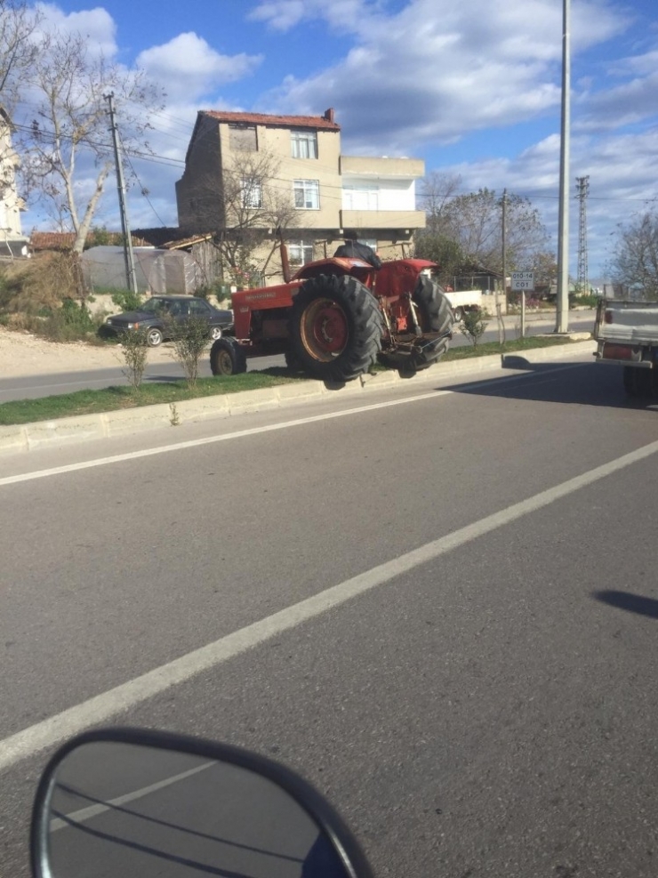 Traktör Sürücüsünden Tehlikeli Dönüş