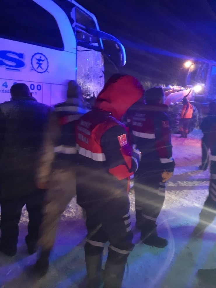 Yolcu Otobüsü Kar Küreme Aracıyla Çarpıştı:1 Ölü