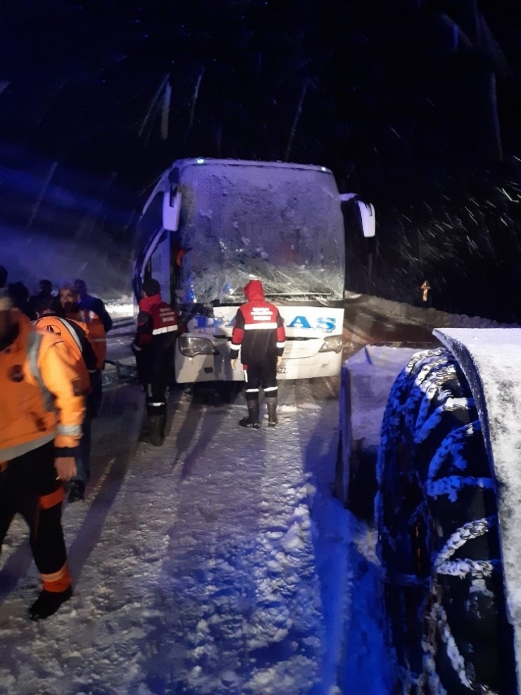 Yolcu Otobüsü Kar Küreme Aracıyla Çarpıştı:1 Ölü
