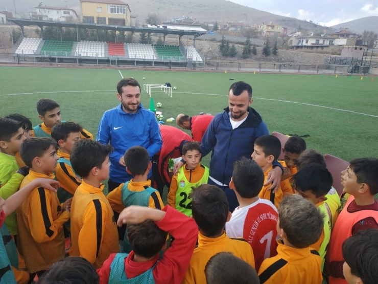 İlhan Parlak, Futbola Başladığı Yerköyspor’u Ziyaret Etti