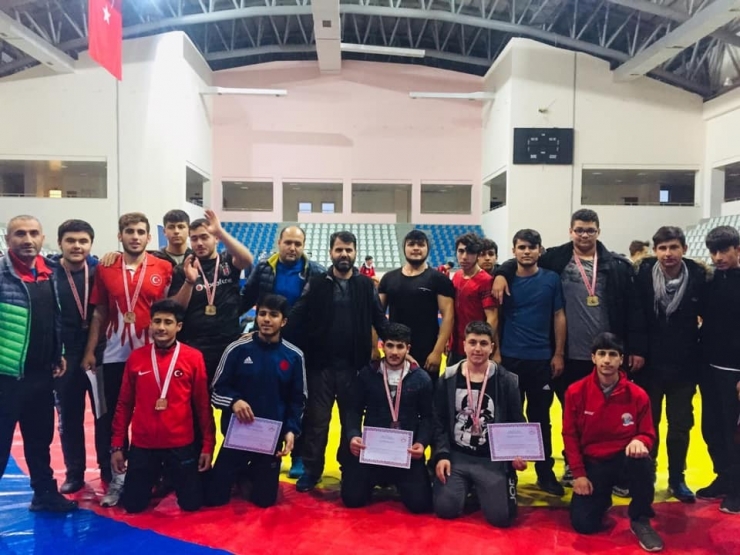 Vanlı Güreşçiler Bingöl’den 8 Madalyayla Döndüler