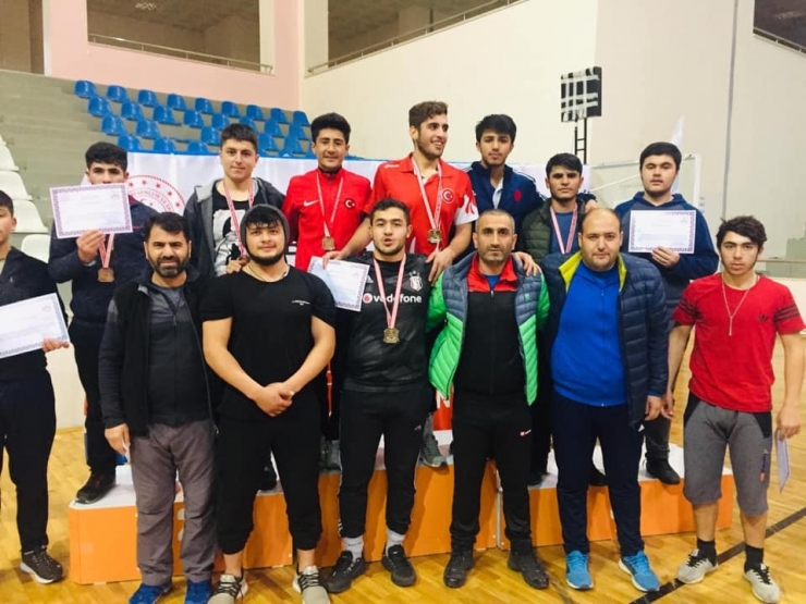 Vanlı Güreşçiler Bingöl’den 8 Madalyayla Döndüler