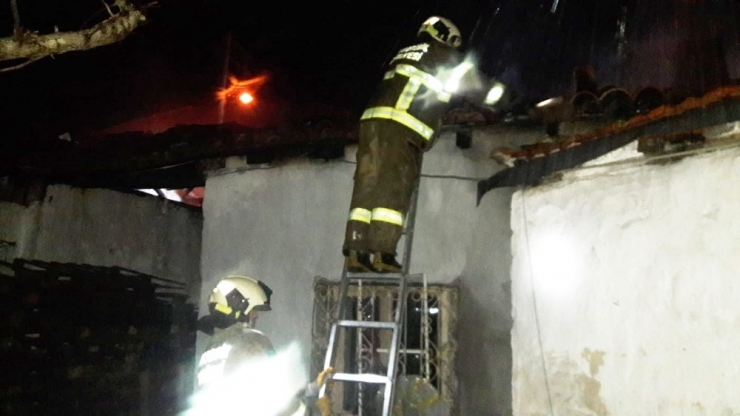 Burhaniye’de Baca Yangını Evi Kul Etti