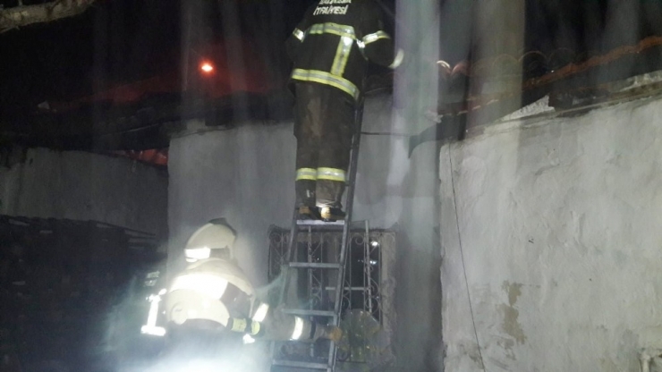 Burhaniye’de Baca Yangını Evi Kul Etti