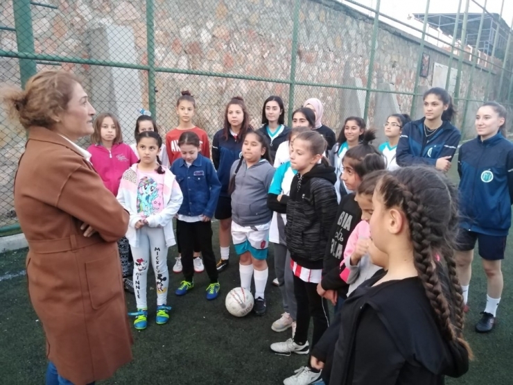 Bilecikspor Kız Futbol Takımından Anlamlı Engelliler Günü Mesajı