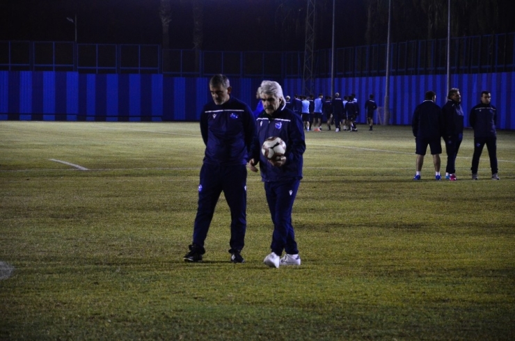 Uğur Tütüneker, “Kalan 4 Maçımıza Konsantre Olduk”