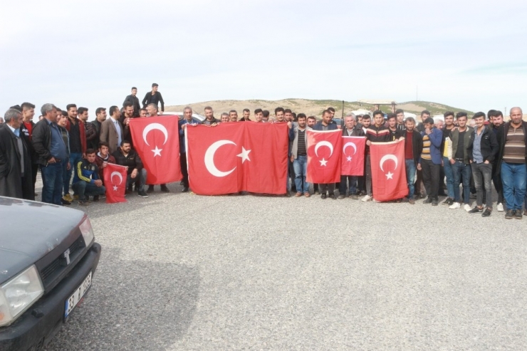 Kavşak İsteyen Köylüler Yolda Oturma Eylemi Yaptı