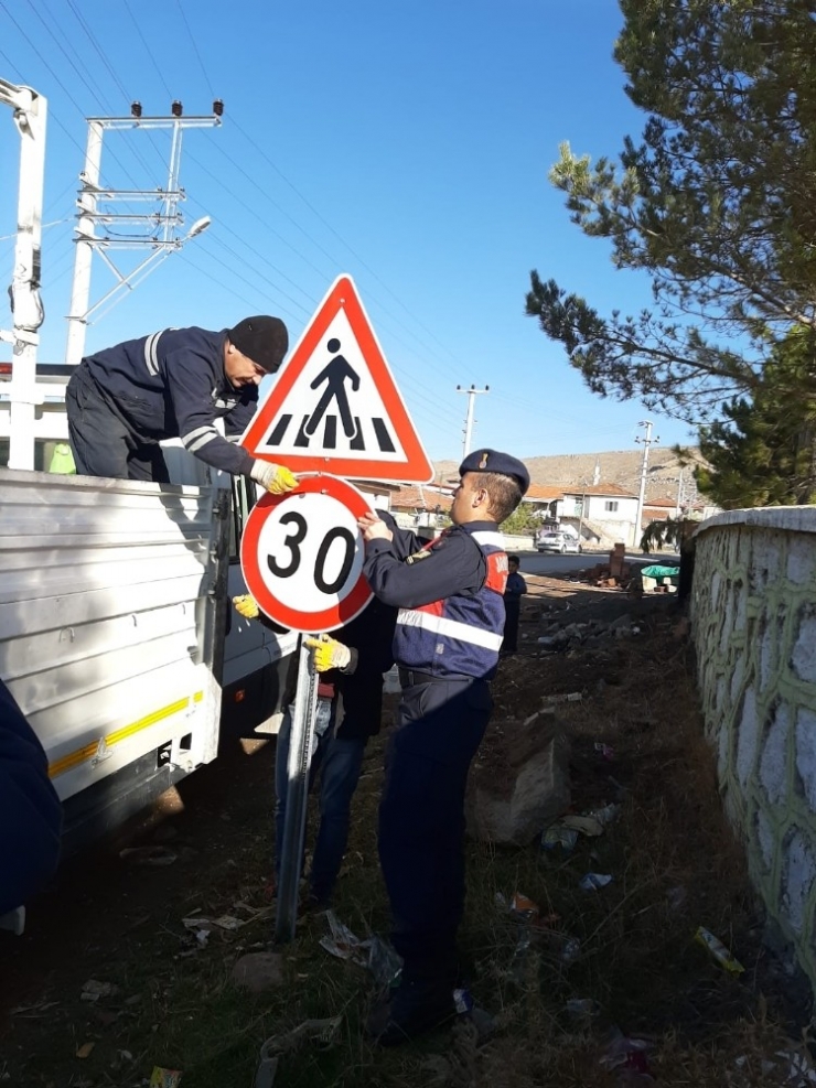 Köy Okul Yolu İstikametlerindeki Eskiyen Trafik İşaret Levhaları Değiştiridi