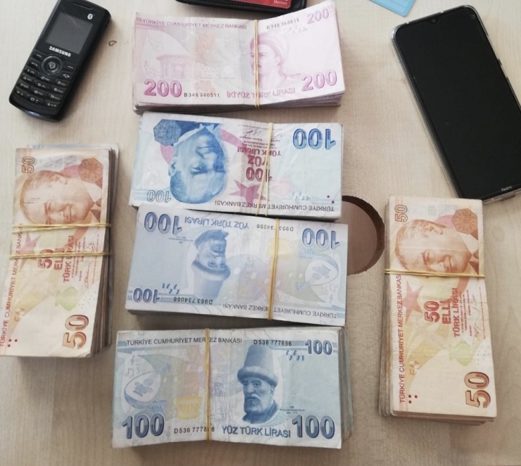 Dolandırıcılar ‘Kimlik Bilgilerinizle Kuyumcu Soymuşlar’ Dedi Yaşlı Kadını Polis Ekipleri Kurtardı