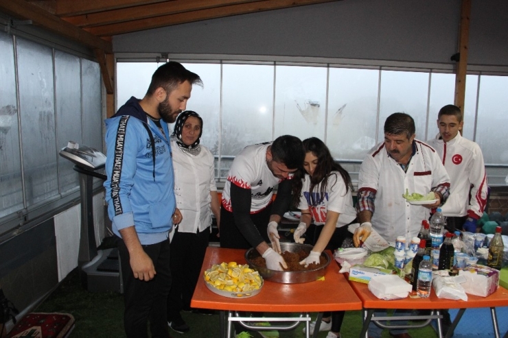 Uluslararası Turnuvaya Gidecek Sporcular, Çiğ Köfte İle Uğurlandı
